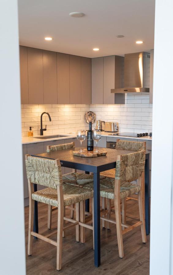 Awesome View 21 Two Bedroom One Bath Downtown Lake View Near Beach Келоуна Екстер'єр фото