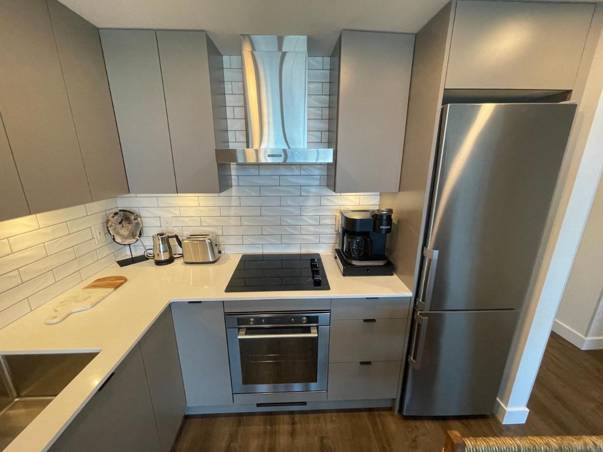 Awesome View 21 Two Bedroom One Bath Downtown Lake View Near Beach Келоуна Екстер'єр фото