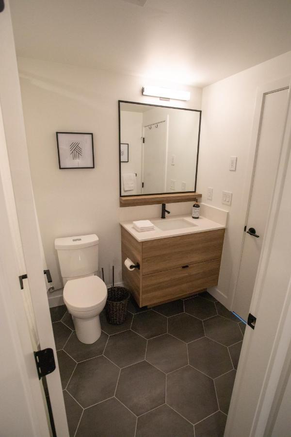 Awesome View 21 Two Bedroom One Bath Downtown Lake View Near Beach Келоуна Екстер'єр фото